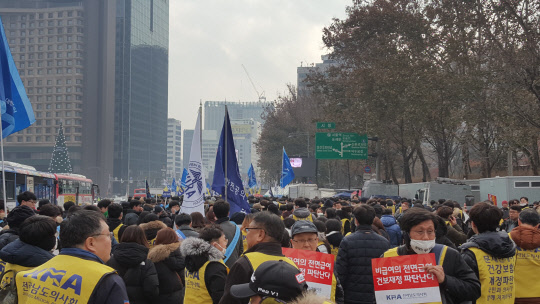 의사 3만명 거리 나서 ‘문재인 케어 철회’ 주장